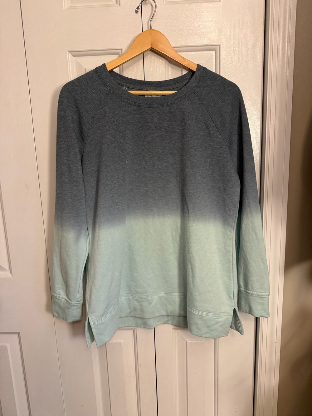 Maurices Ombre Dip Dye Crewneck Sweatshirt Medium Slate Blue Seafoam Long Sleeve